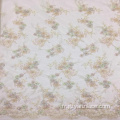 Tissu beige avec broderies perlées et fleurs